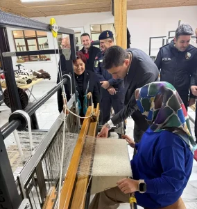 Kaymakam Akar, Boyalı Fengere Kadın Eli Tarımsal Kalkınma Kooperatifi’ni ziyaret etti