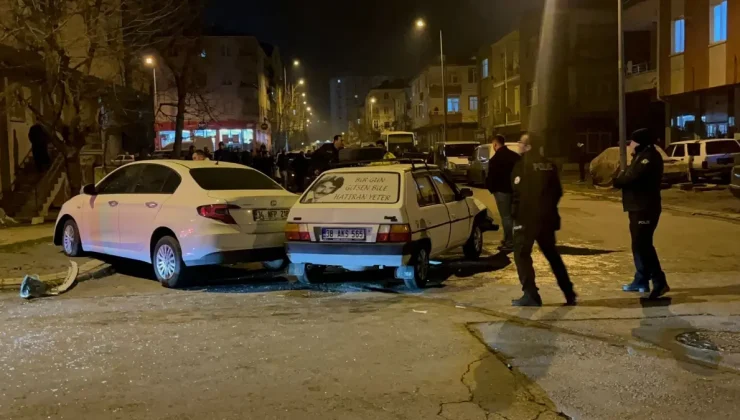 Kayseri’de 2 otomobilin çarpışması sonucu 2’si yaya 4 kişi yaralandı; kızının yaralandığını duyan baba tepki gösterdi