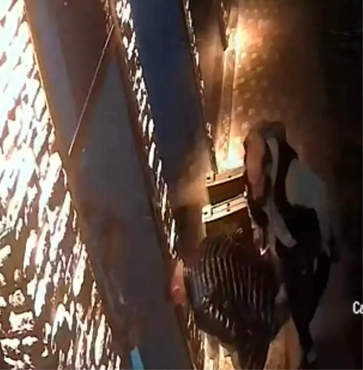 Kayseri’de esnaf boğazına şeker kaçan çocuğu heimlich manevrasıyla kurtardı… O anlar kamerada