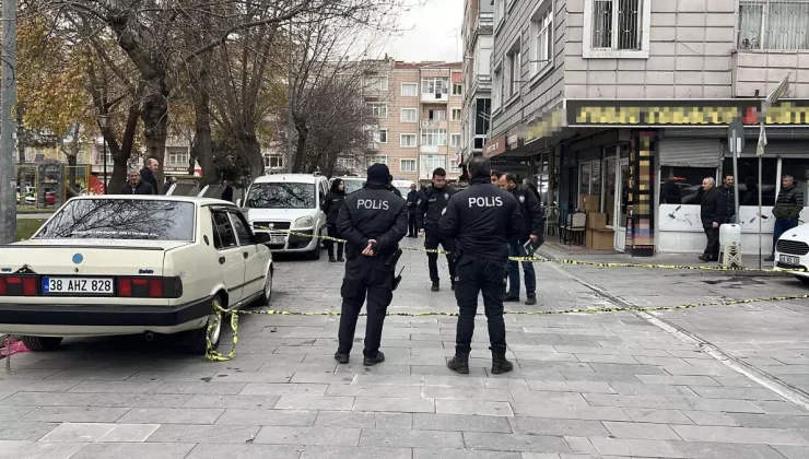 Kayseri’de hırdavatçı, sokakta gördüğü 3 kişiyi bıçakladı