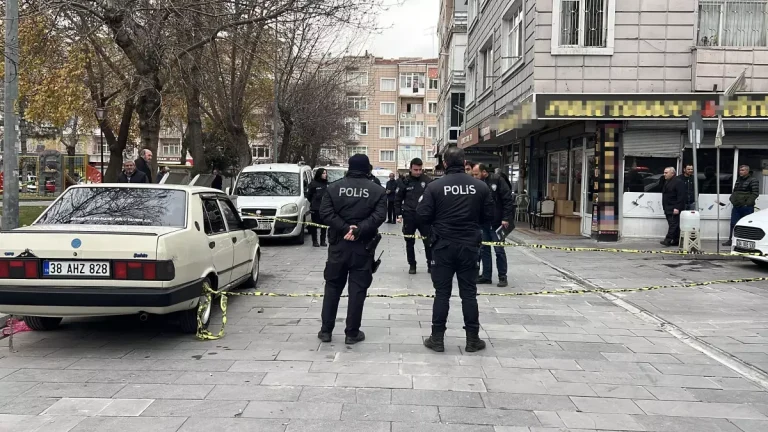 Kayseri’de hırdavatçı, sokakta gördüğü 3 kişiyi bıçakladı