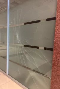 Kayseri’de mahkeme salonunun camına yumruk atan şahıs hakkında işlem yapıldı