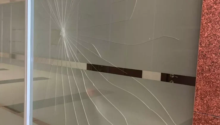 Kayseri’de mahkeme salonunun camına yumruk atan şahıs hakkında işlem yapıldı