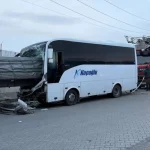 Kayseri’de servis midibüsünün tıra çarptığı kazada 6 kişi yaralandı
