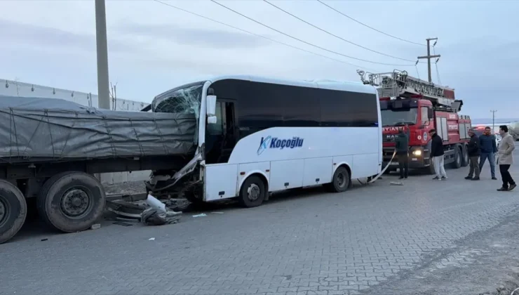 Kayseri’de servis midibüsünün tıra çarptığı kazada 6 kişi yaralandı