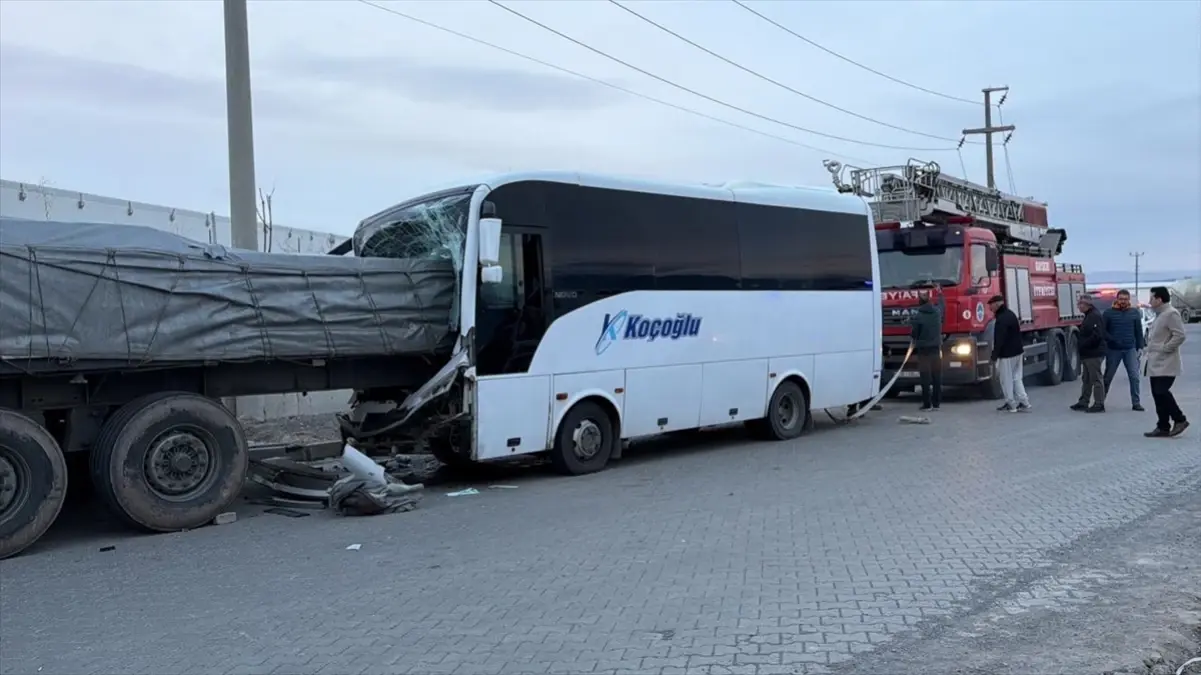 Kayseri’de servis midibüsünün tıra çarptığı kazada 6 kişi yaralandı