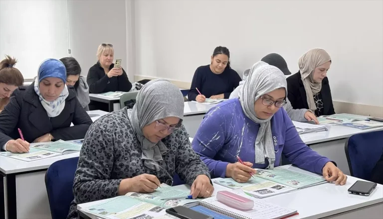 Kayseri’ye yerleşen yabancılar, Büyükşehir Belediyesinin ücretsiz kurslarında Türkçe öğreniyor