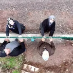 Kemal Sunal’ın propaganda filmi gerçek oldu: Tel örgüyle ikiye bölünen mahallede vatandaşlar ihtiyaçlarını gidermek için 5 kilometre yürüyor