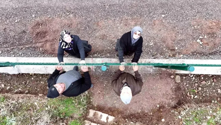 Kemal Sunal’ın propaganda filmi gerçek oldu: Tel örgüyle ikiye bölünen mahallede vatandaşlar ihtiyaçlarını gidermek için 5 kilometre yürüyor