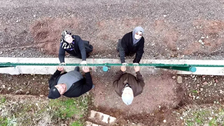 Kemal Sunal’ın propaganda filmi gerçek oldu: Tel örgüyle ikiye bölünen mahallede vatandaşlar ihtiyaçlarını gidermek için 5 kilometre yürüyor