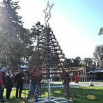 Kemer Belediyesi’nden cam atıklarından yılbaşı ağacı