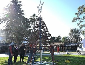 Kemer Belediyesi’nden cam atıklarından yılbaşı ağacı