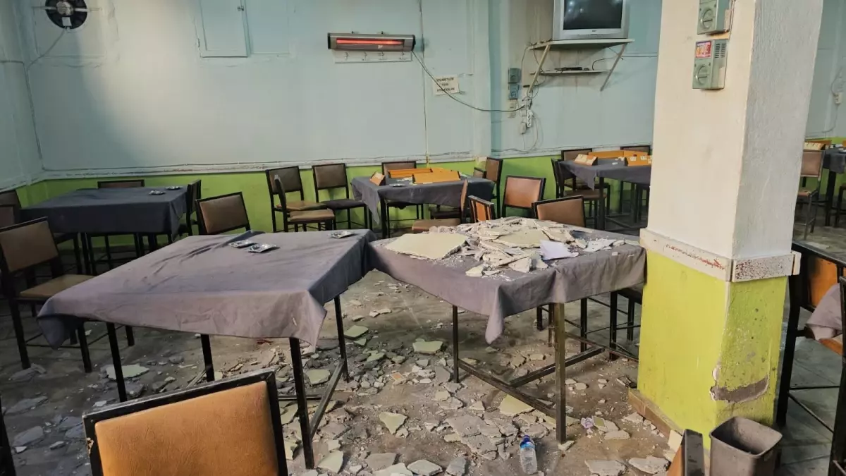 Kıraathanede tavandan kopan sıva parçaları müşterilerin üzerine düştü: 2 yaralı