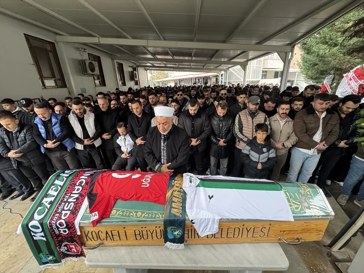 Kocaeli’de silahlı kavgada ölen futbolcu Uğurcan Bekçi defnedildi