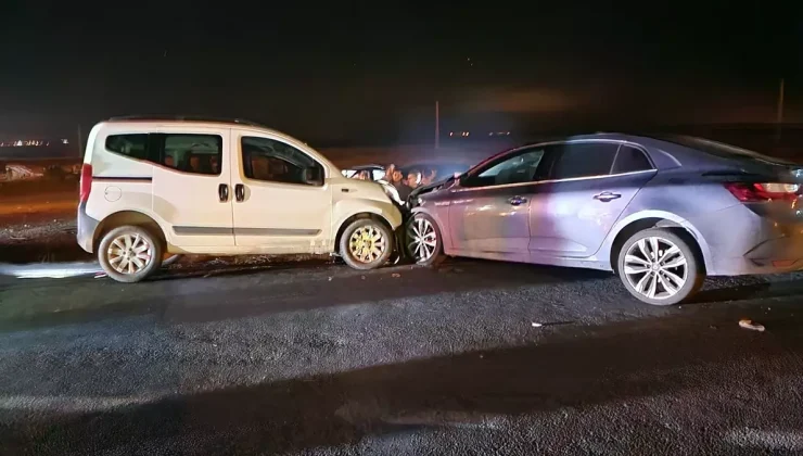 Konya’da hafif ticari araç ile otomobilin çarpıştığı kazada 8 kişi yaralandı