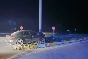 Konya’da tabela direğine çarpan otomobildeki 3 kişi yaralandı
