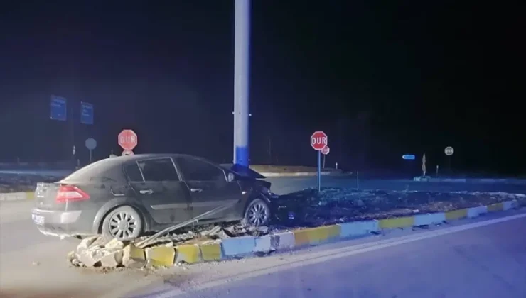 Konya’da tabela direğine çarpan otomobildeki 3 kişi yaralandı