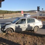 Konya’da trafik ışığı direğine çarpan otomobildeki 2 kişi yaralandı