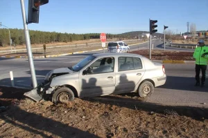 Konya’da trafik ışığı direğine çarpan otomobildeki 2 kişi yaralandı