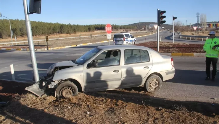 Konya’da trafik ışığı direğine çarpan otomobildeki 2 kişi yaralandı