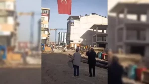 Malatya’da İşçiler Kaba İnşaatı Bitirince Halay Çekti