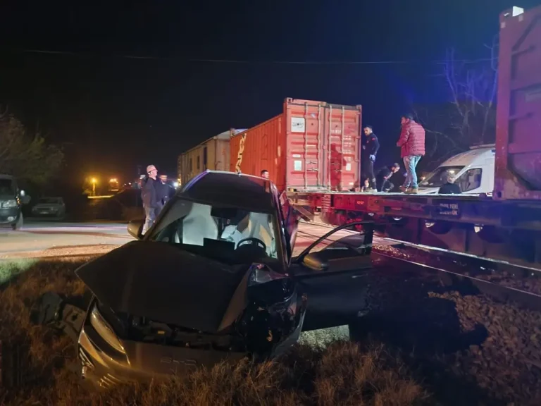 Malatya’da Trenin Otomobile Çarptığı Kazada 5 Kişi Yaralandı