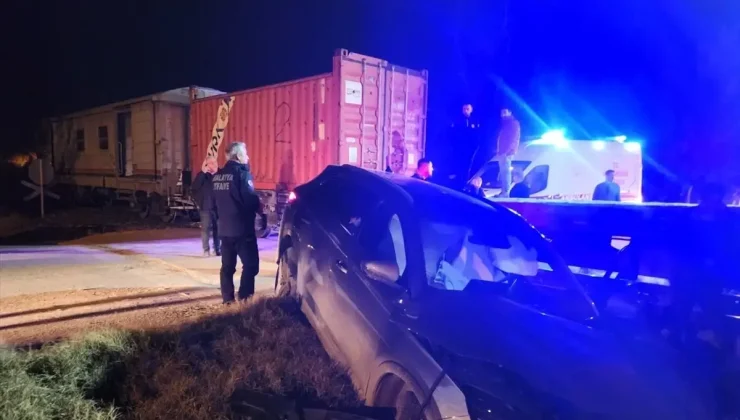 Malatya’da yük treninin otomobile çarpması sonucu 5 kişi yaralandı