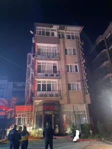Manisa’da 5 Katlı Otelde Yangın Çıktı