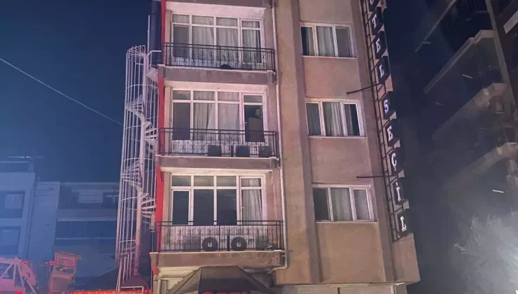Manisa’da 5 Katlı Otelde Yangın Çıktı