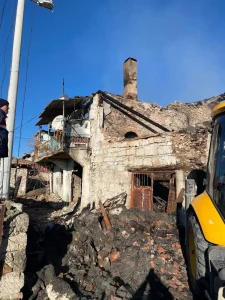 Manisa’da evi yanan kadına ulaşılamıyor