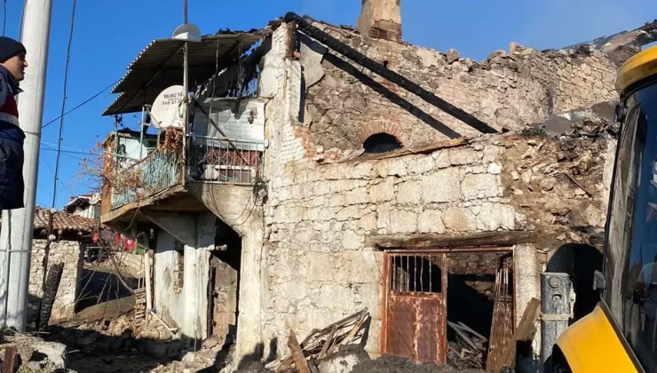 Manisa’da evi yanan kadına ulaşılamıyor