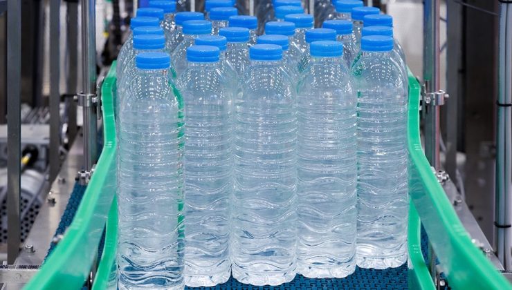 Market raflarındaki plastik şişeler tarihe karışıyor: Artık bulanık olacak