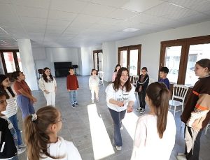 Menderes’te Çocuklara Tiyatro Eğitimi