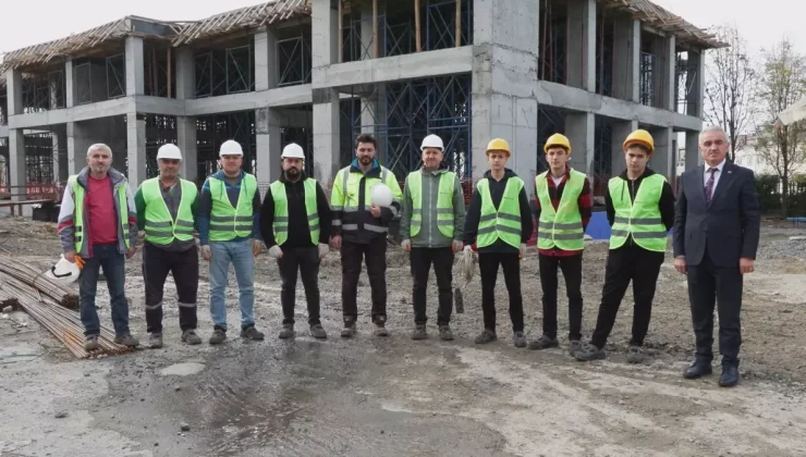 Meslek lisesi öğrencileri, öğretmenleriyle yeni okul binasının elektrik tesisatını yapıyor