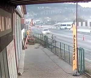 Minibüs ile çarpışan elektrikli motosikletin sürücüsü yaralandı; kaza anı kamerada