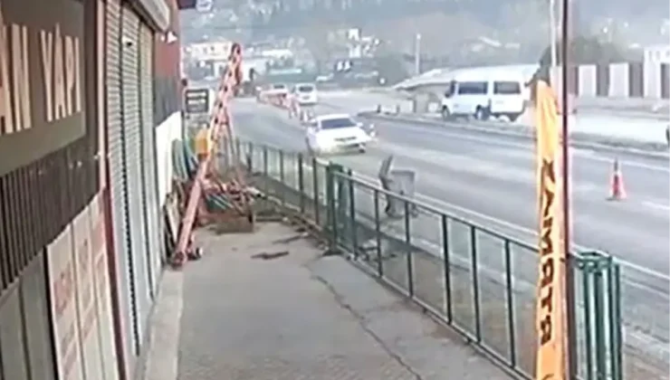 Minibüs ile çarpışan elektrikli motosikletin sürücüsü yaralandı; kaza anı kamerada