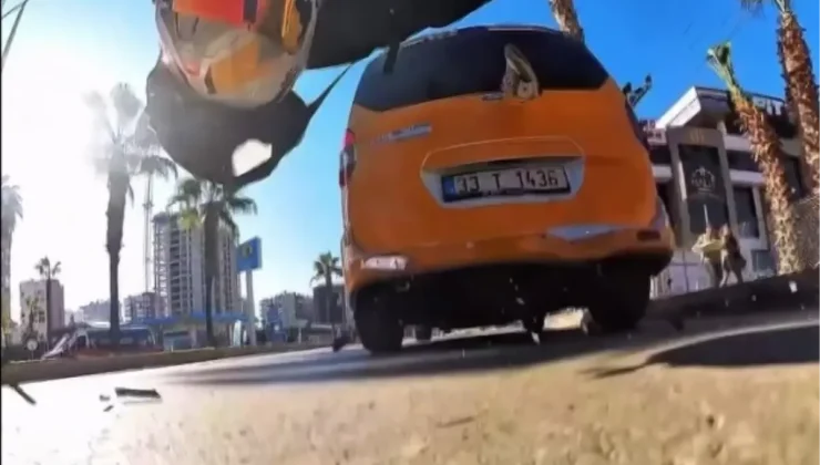 Motosikletin taksiye çarptığı kaza, kask kamerasında