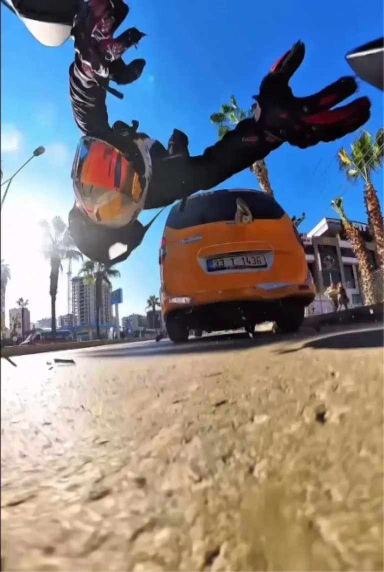 Motosikletin taksiye çarptığı kaza, kask kamerasında