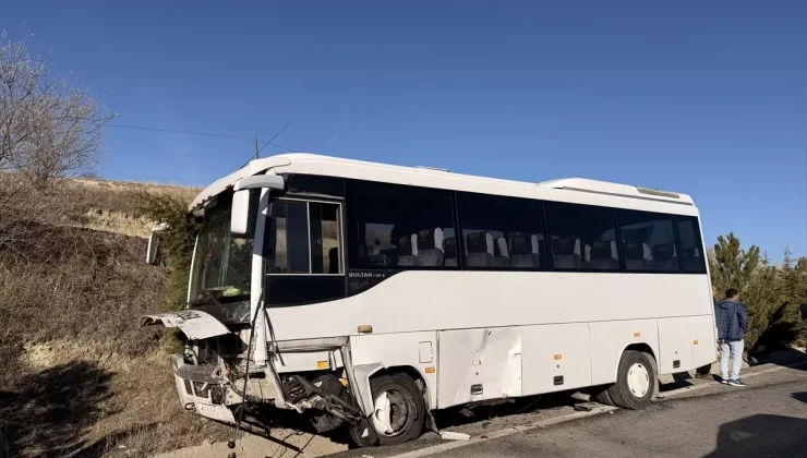 Nevşehir’de yolcu midibüsü ile otomobilin çarpıştığı kazada 11 kişi yaralandı