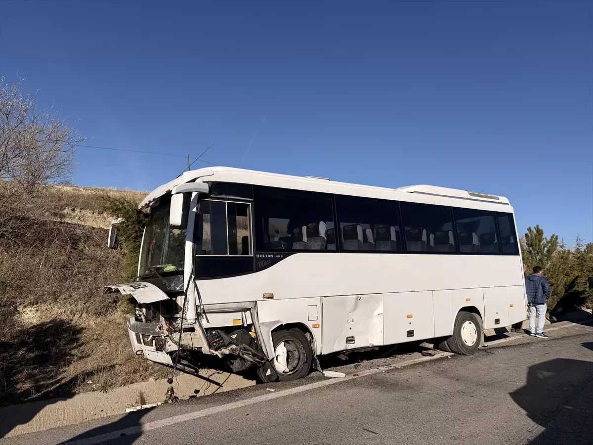 Nevşehir’de yolcu midibüsü ile otomobilin çarpıştığı kazada 11 kişi yaralandı