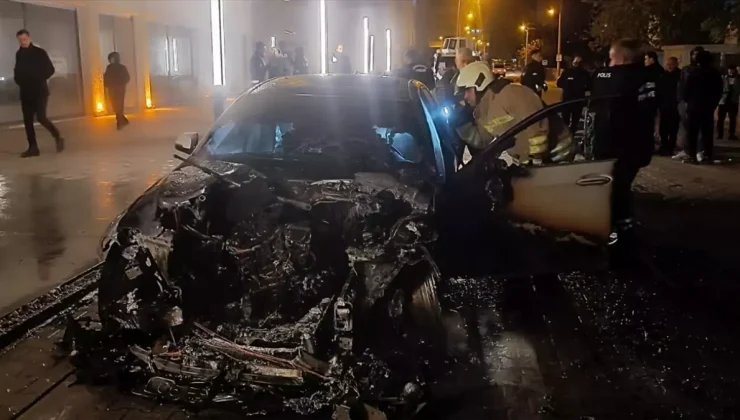 Nusaybin’de park halindeki otomobil yandı