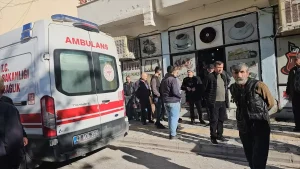 Nusaybin’de tavandaki sıvaları dökülen kıraathanedeki 2 kişi yaralandı