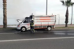 Ordu’da seyir halindeki kamyonet yandı
