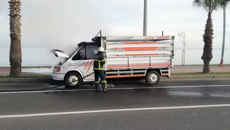 Ordu’da seyir halindeki kamyonet yandı