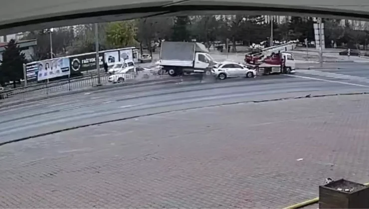 Ortalığın savaş alanına döndüğü kaza kamerada