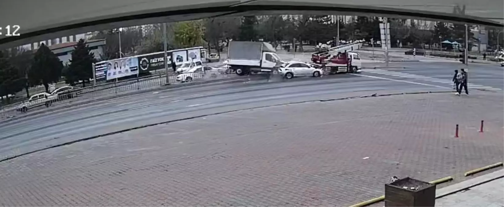 Ortalığın savaş alanına döndüğü kaza kamerada