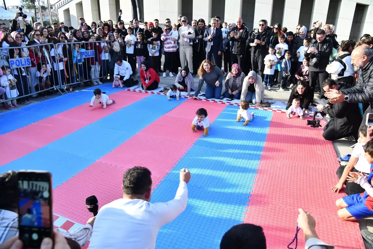 Osmaniye’de bebek emekleme yarışması renkli görüntülere sahne oldu