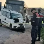 Otobüsle hafif ticari araç çarpıştı: 1 ölü, 2 yaralı