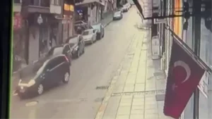 Otomobil ile çarpışan motosikletin sürücüsü yaralandı; kaza anı kamerada