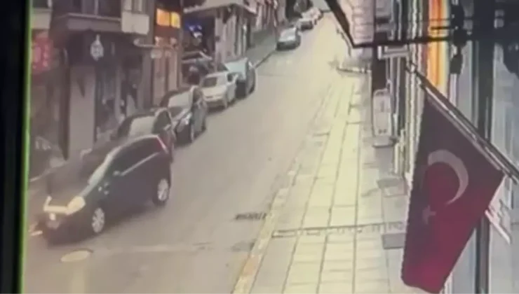 Otomobil ile çarpışan motosikletin sürücüsü yaralandı; kaza anı kamerada